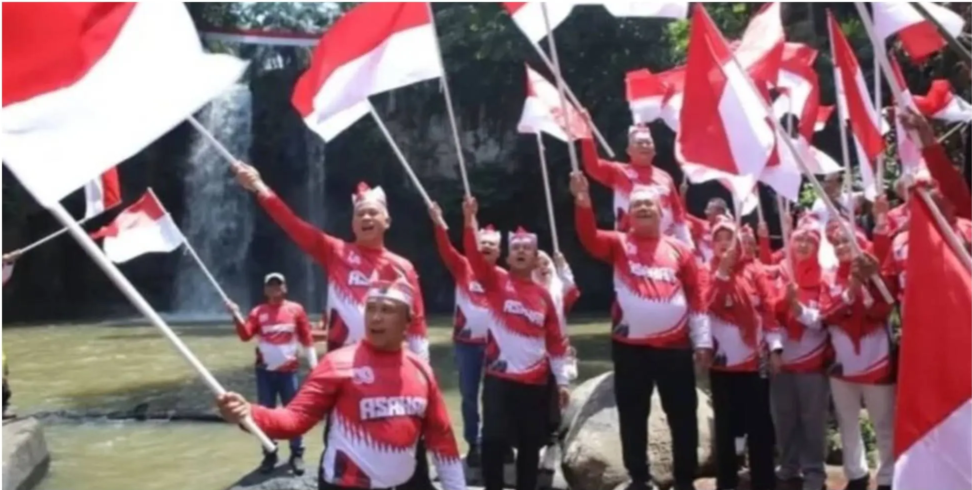 Pengibaran Bendera di wisata