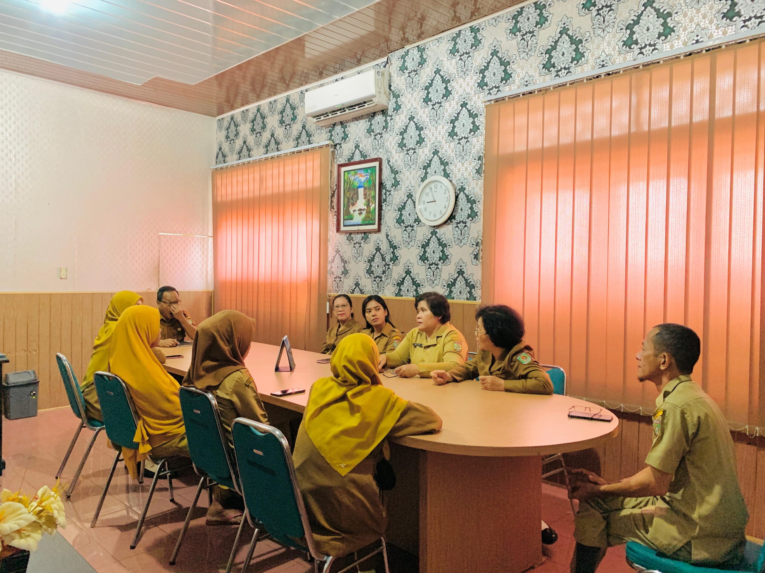 Rapat Staff yang dipimpim langsung oleh Kepala Dinas Perpustakaan dan Arsip