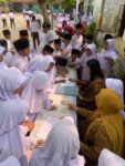 Penyerahan Simbolis Bantuan Buku di Acara Penutupan Jambore Kader Posyandu