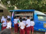 Membaca Buku Anti Bosan di Perpustakaan Keliling
