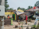 Dinsos Asahan Salurkan Bantuan Sosial Sandang kepada 23 KK Terdampak Angin Kencang di Sukadamai