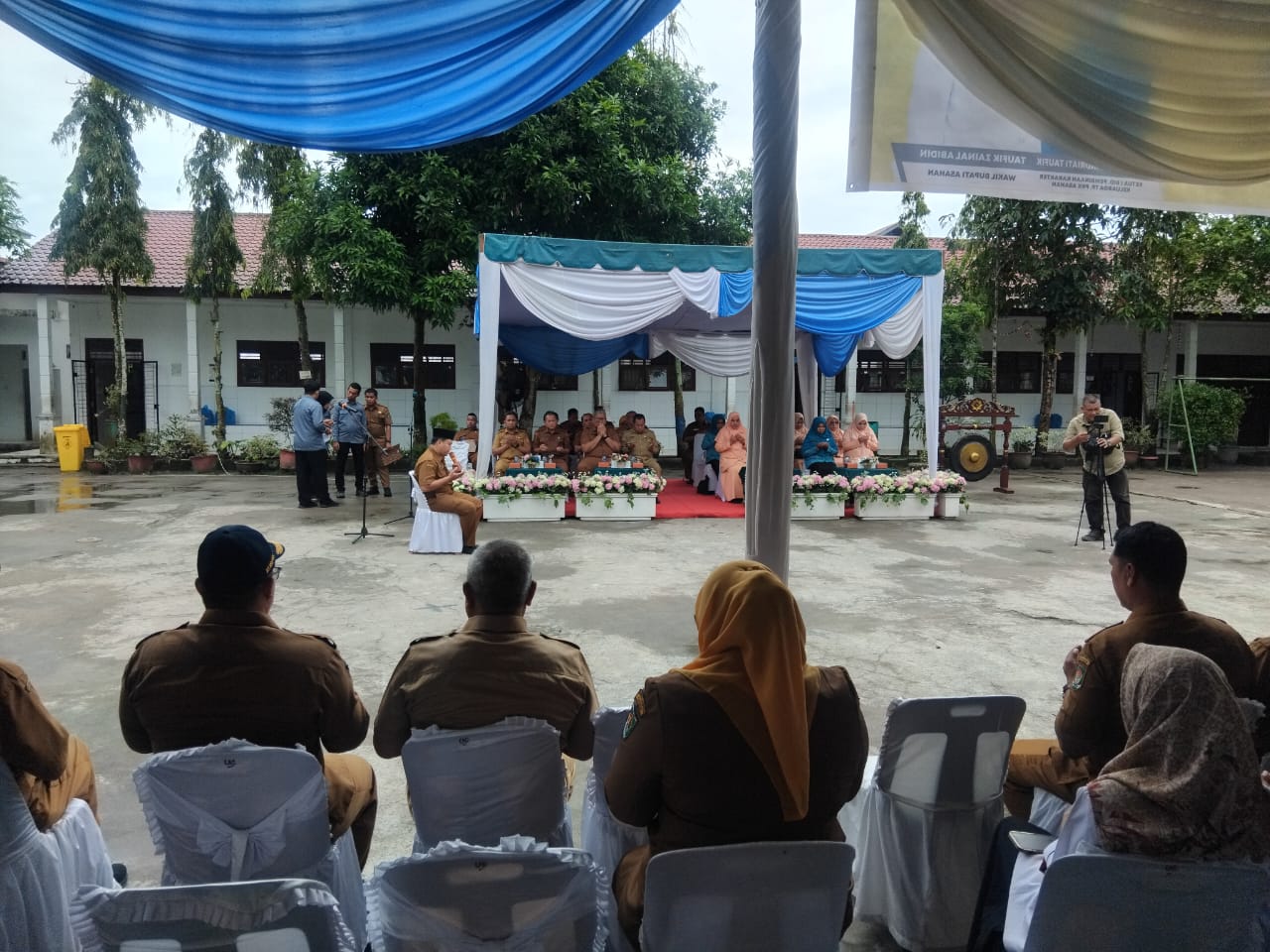  PELIPUTAN KEGIATAN PEMBAGIAN MAKAN SIANG GRATIS DI UPTD SMPN 2 KISARAN