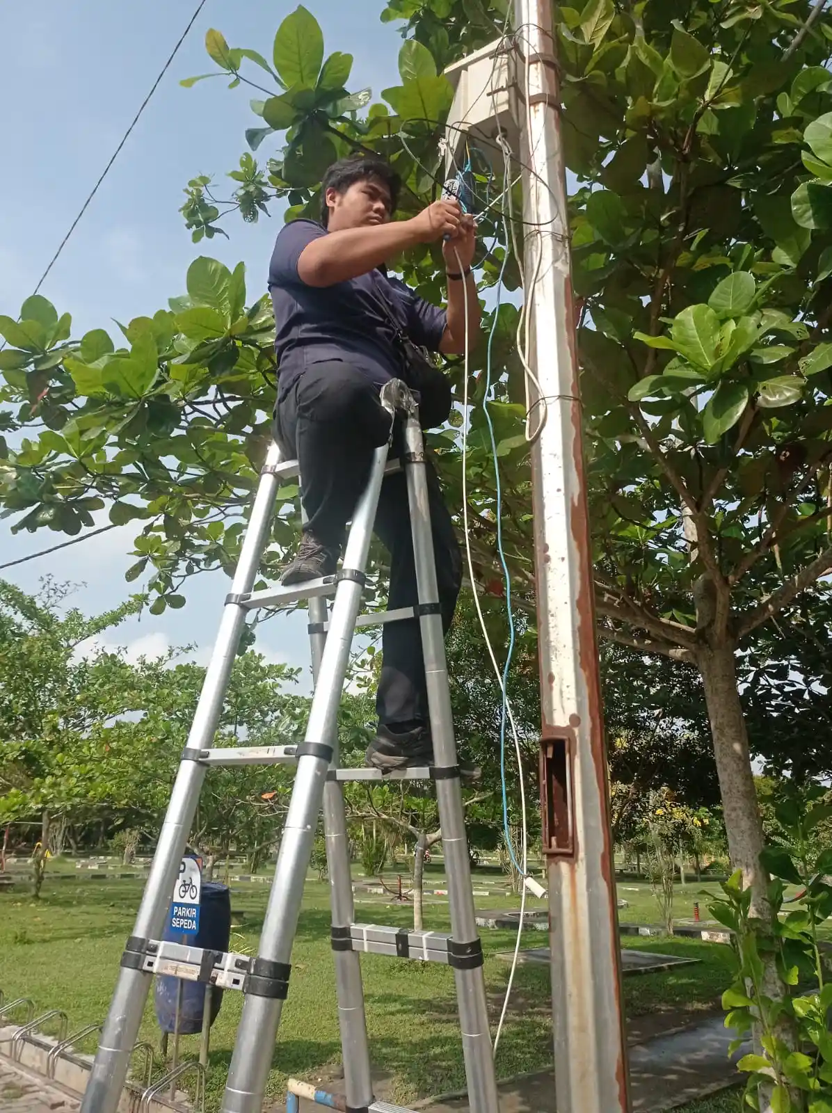  PERBAIKAN KONEKSI INTERNET DI HUTAN KOTA