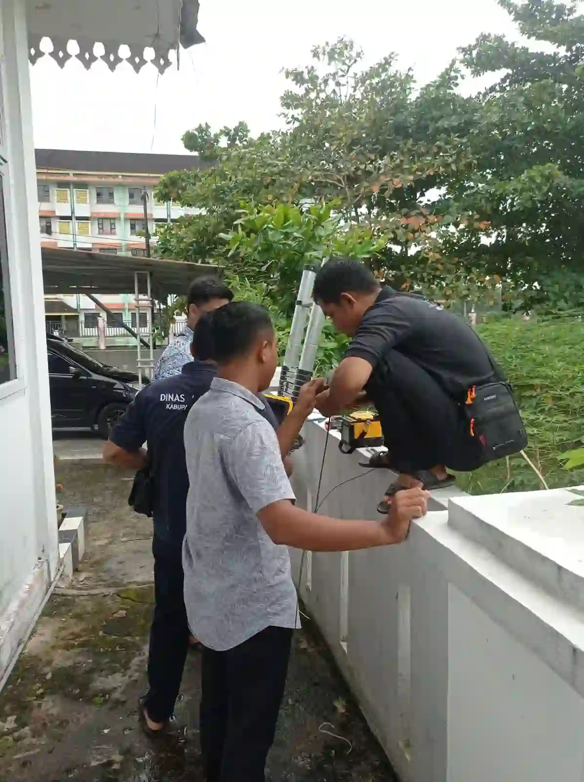  PENYAMBUNGAN KABEL OPTIK YANG TERPUTUS DI BPBD