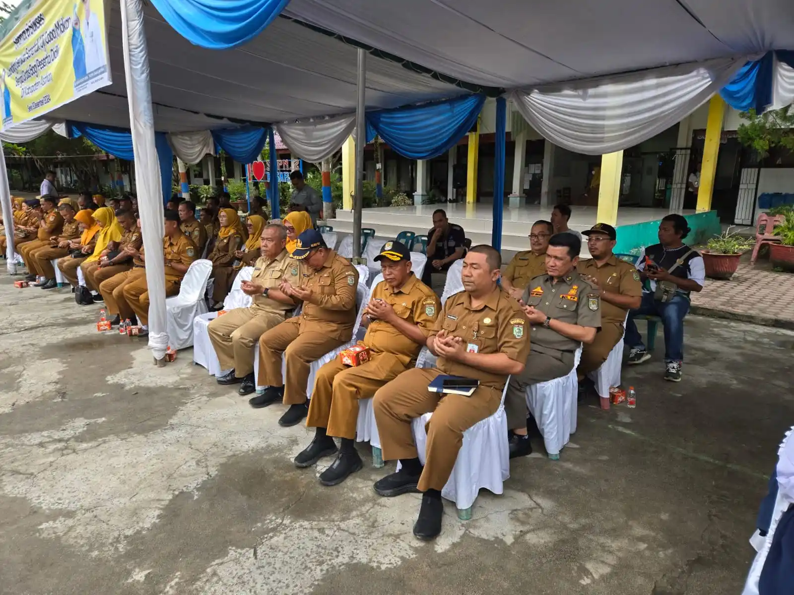  KEGIATAN PEMBAGIAN MAKAN SIANG BERGIZI DI SMP 2 KISARAN