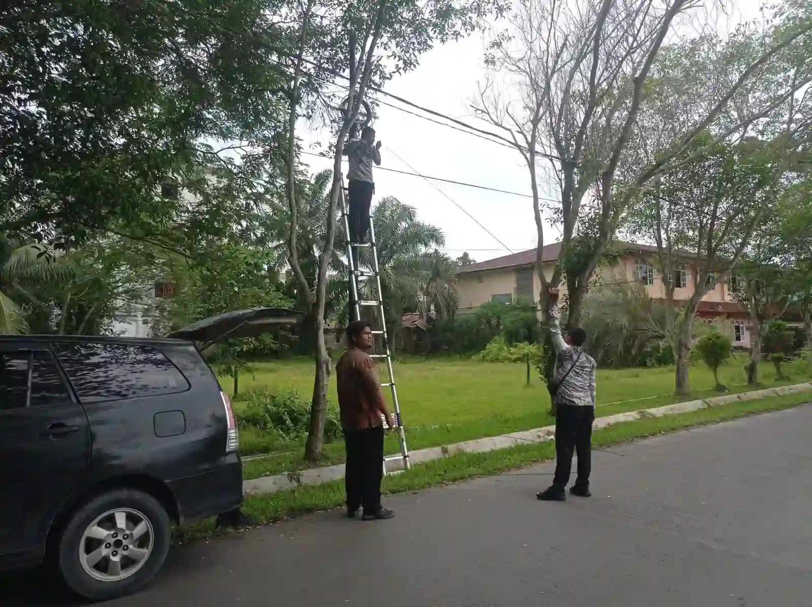  PENYAMBUNGAN KABEL FIBER OPTIK DI DINAS PEKERJAAN UMUM DAN PENATAAN RUANGAN