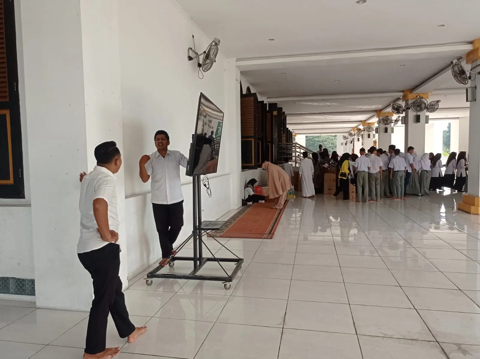  PEMASANGAN TV DI MASJID AGUNG