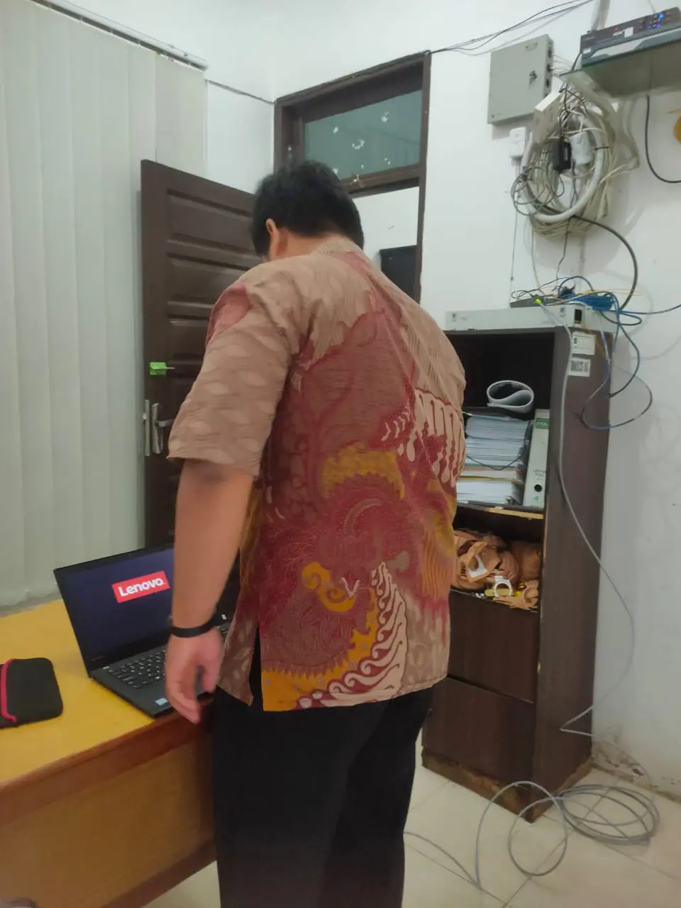  DINAS KOMINFO MELAKUKAN PERBAIKAN KONEKSI INTERNET DI DINAS SOSIAL