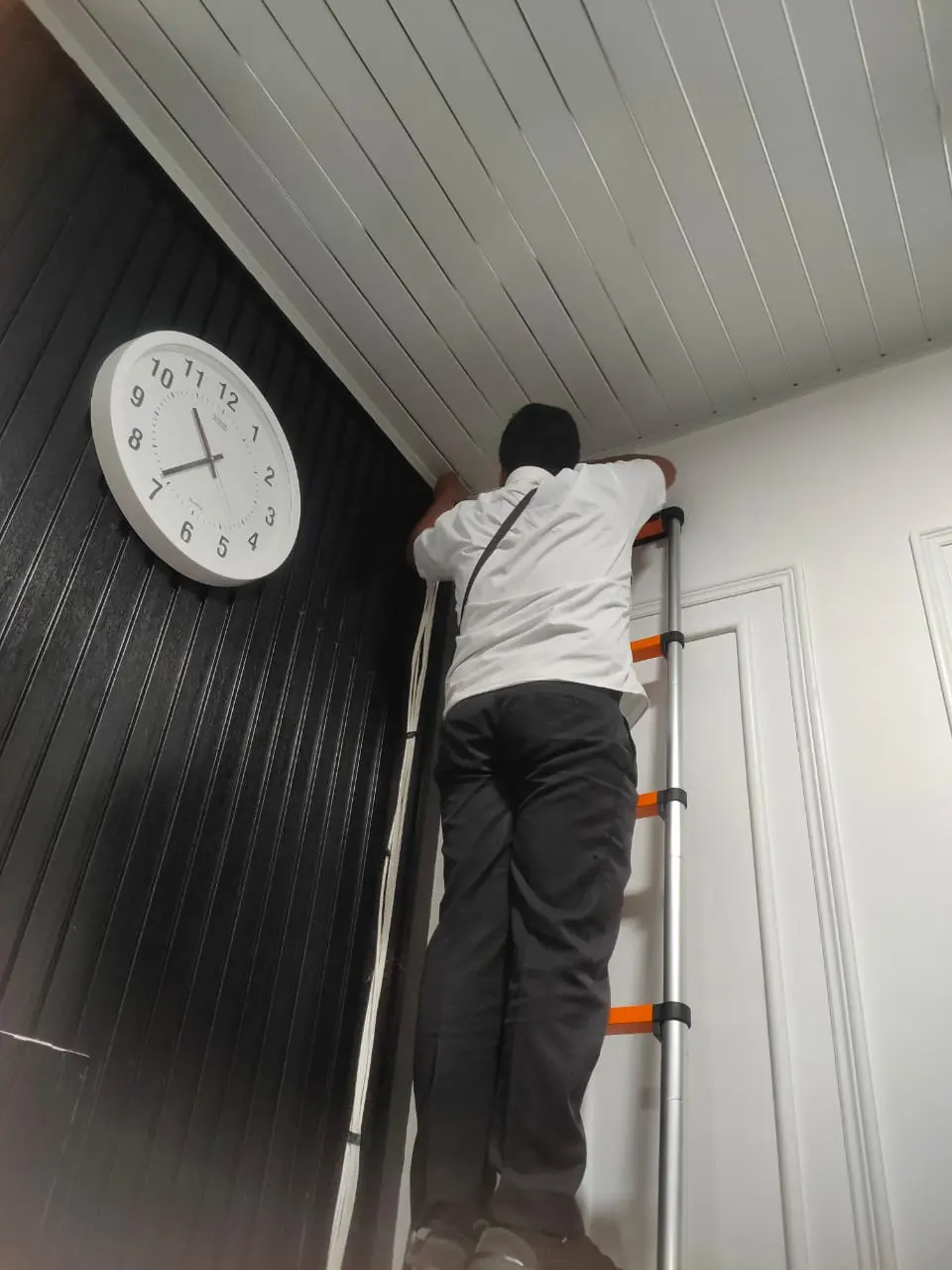  BIDANG TI DISKOMINFO MELAKUKAN PEMERIKSAAN KABEL CCTV