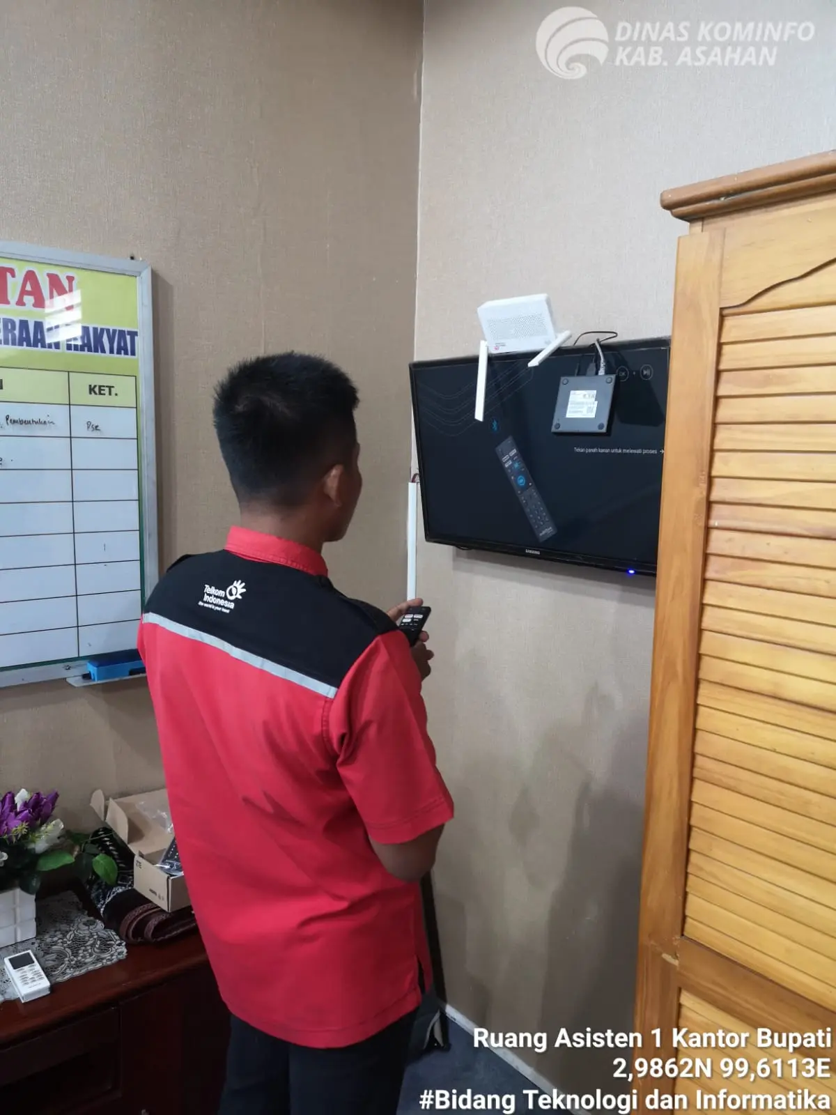  Bidang TI Kominfo Asahan Dampingi Pemasangan STB oleh Telkom di Ruang Asisten I