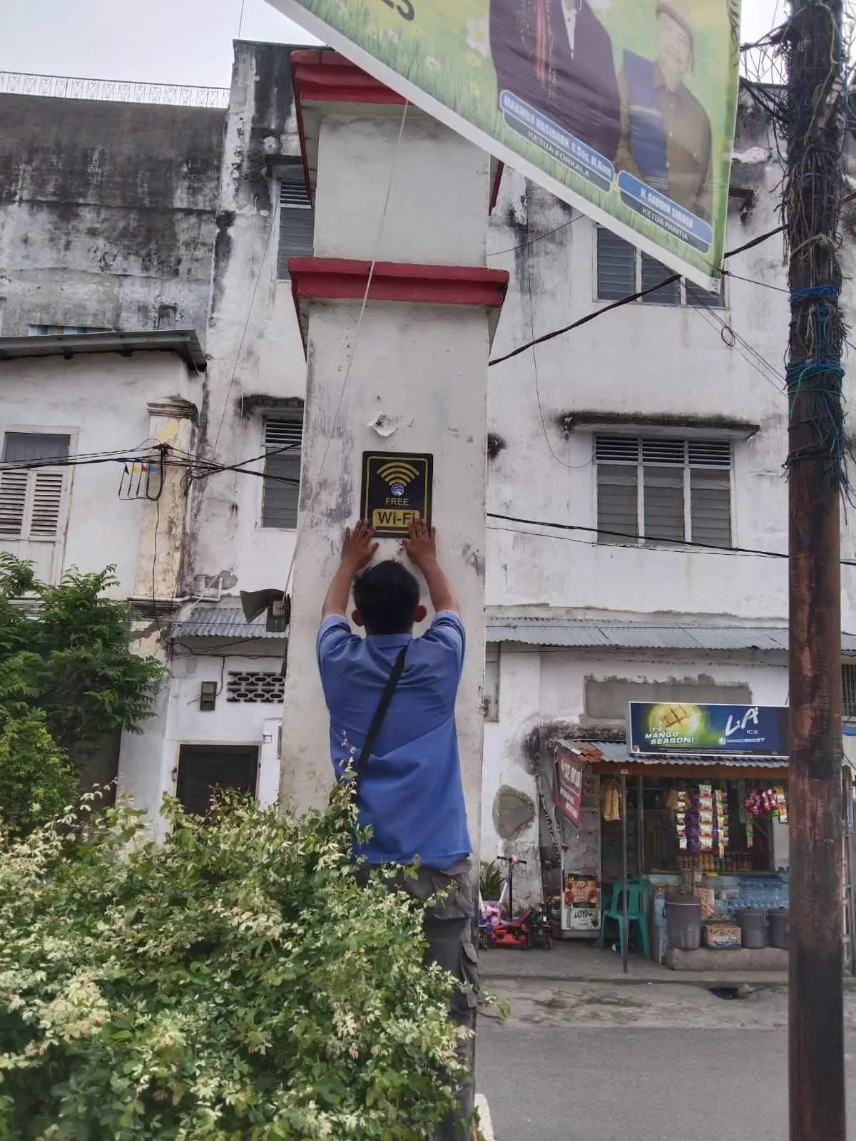  Pemasangan Informasi Layanan Free WiFi di Taman Mantri Ma’djizat,