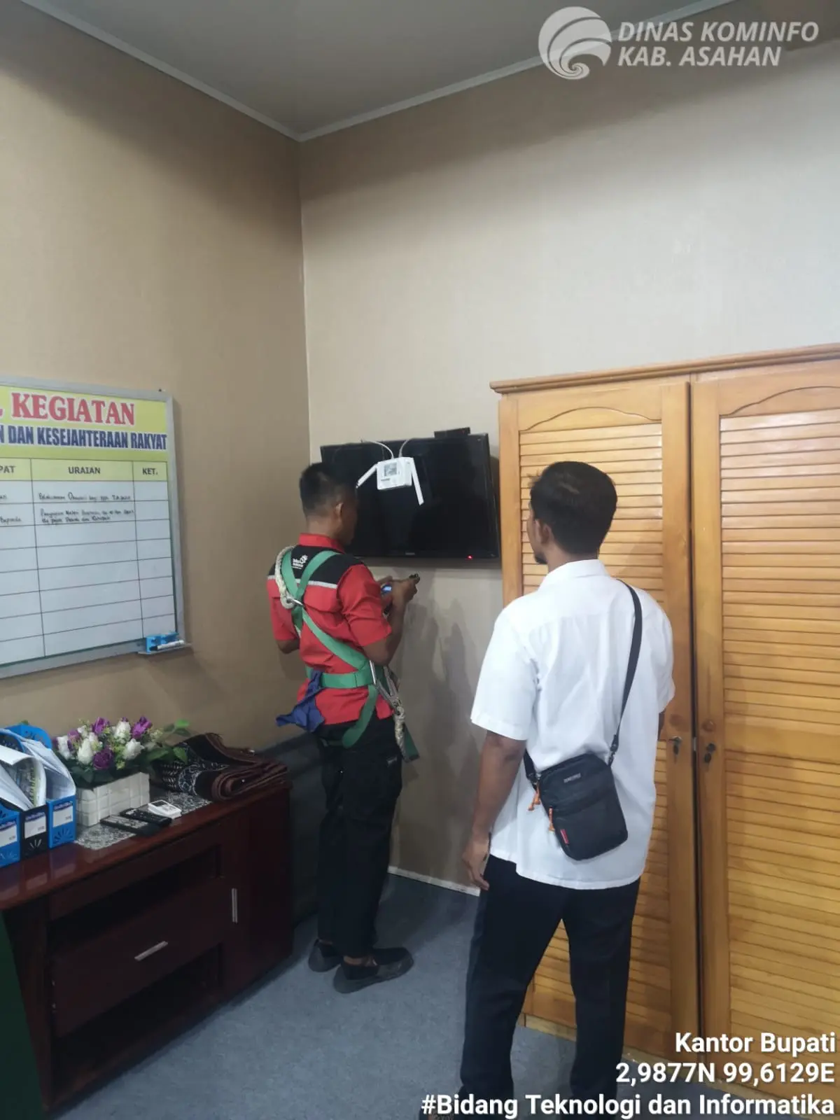  Staf Bidang TI Kominfo Asahan Dampingi Perbaikan Jaringan Internet di Ruang Asisten I