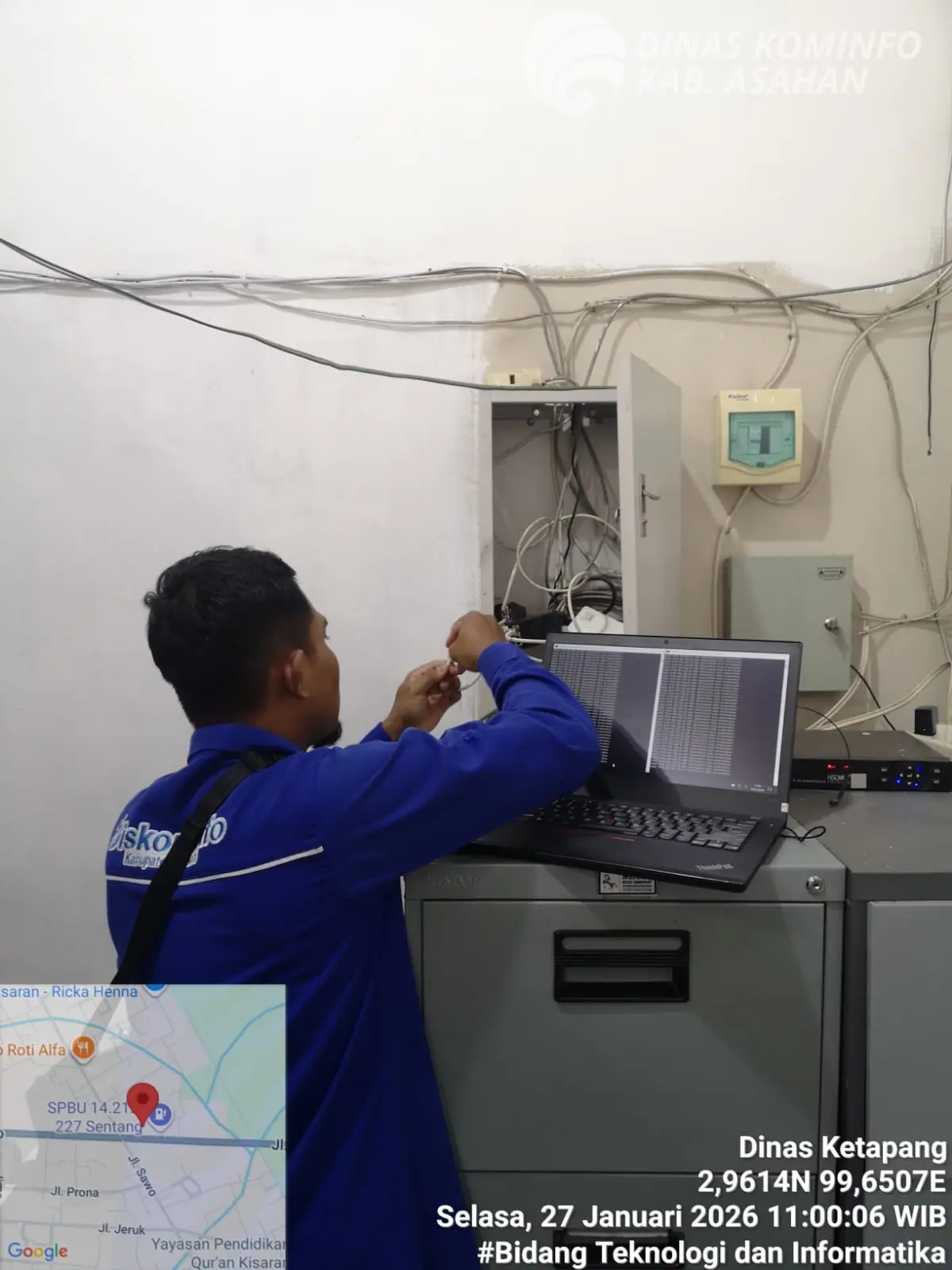  Staf TI Diskominfo Asahan Lakukan Pengecekan Pemancar Jaringan