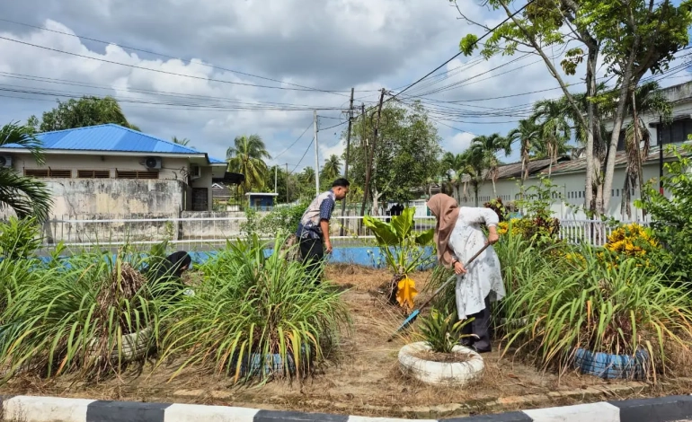  Dinas Kominfo Asahan Laksanakan Gotong Royong di Lingkungan Kantor