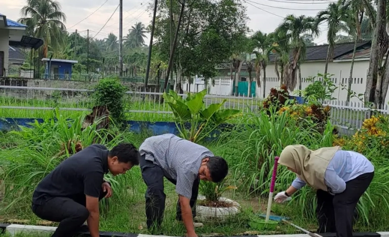  Diskominfo Asahan Laksanakan Gotong Royong Bersihkan Lingkungan Kantor